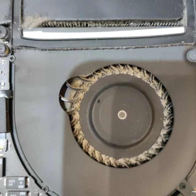 También se debe limpiar a menudo los ventiladores de tú MacBook. Pregunta en #troyusinformática.