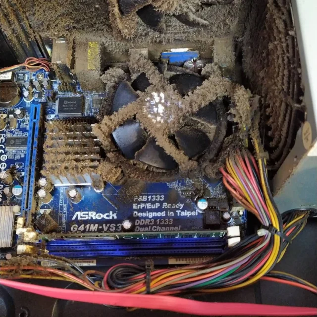 Suciedad extrema en su ordenador. Puede provocar daños en los componentes. Limpielo una vez al año para alargar su vida y su rendimiento. Pregunta en #troyusinformática.